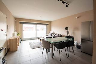 Mooi recent appartement met 2 slaapkamers en autostaanplaats op centrale ligging.Beschikbaar vanaf 1 mei.Indeling: leefruimte op tegels met open...