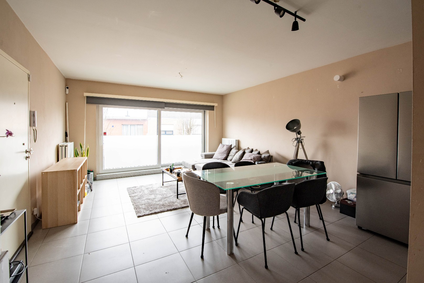 Mooi recent appartement met 2 slaapkamers en parking - foto 3