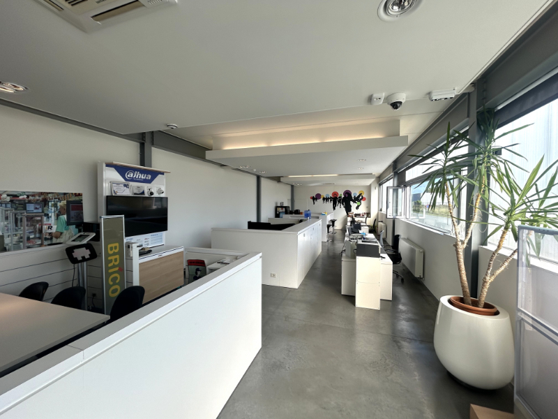 Moderne KMO-unit met 299 m² kantoren en 324 m² magazijn – nabij R4 - foto 4