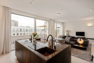 In de autovrije Cellebroedersstraat, op een steenworp van de Meir, bevindt zich dit uitzonderlijk instapklare appartement op de derde verdieping...