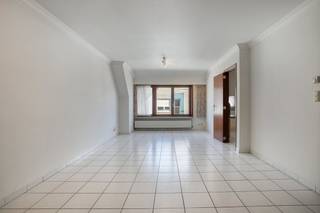 Dakappartement te koop in Zwevegem, rustig gelegen op korte afstand van het centrum met winkels, scholen, horeca en andere dagelijkse voorzieningen. Dankzij de vlotte verbinding met diverse invalswegen bereik je ook steden zoals Kortrijk in een mum van tijd. Een ideale woonst voor eigen gebruik én/of een interessante investeringsopportuniteit.<br /><br />Indeling: <br />- inkomhal met gastentoilet<br />- ruime leefruimte (28 m²)<br />- afzonderlijke, uitgeruste keuken<br />- bergruimte nabij keuken<br />- badkamer voorzien van ligbad, lavabomeubel en aansluiting voor wasmachine en droogkast<br />- 2 slaapkamers<br />- kelderberging<br /><br />Troeven:<br />- rustige ligging nabij het centrum van Zwevegem<br />- vlotte verbinding met Kortrijk en omliggende steden<br />- ideaal als investering of voor eigen gebruik<br /><br />Mogelijkheid tot aankoop van een garagebox in het complex tegen een vaste prijs van 17.500 euro. <br /><br />Meer informatie of een bezoek gewenst? <br />Contacteer Cléo Derekx (0472/183996).<br /><br />Bestuursmaatregelen in het maatregelenregister: nee<br /><br />Deze AI-visualisaties zijn bedoeld als inspiratie. Er werd geen rekening gehouden met technische specificaties, stedenbouwkundige voorschriften of de concrete mogelijkheden tot realisatie.