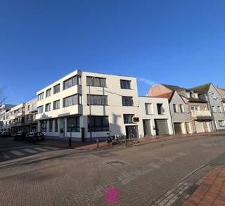 Op te frissen gerenoveerd appartement met 2 slaapkamers gelegen op de tweede verdieping van een kleinschalige residentie en dit vlakbij DUINENWATER en het bruisende centrum van Knokke-Heist. Dit appartement omvat een inkomhal, toilet, living, keuken, bergplaats 2 slaapkamers en een badkamer. Fietsenberging aanwezig. Mogelijkheid tot aankoop van een autostaanplaats in het gebouw.