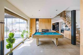 <p><span>MOERBEKE –</span><span> Bent u op zoek naar een kwalitatieve en instapklare woning met zicht op de velden?</span></p><p><span>Dan is deze karaktervolle villa misschien wel iets voor u!</span></p><p><span> </span></p><p><span>De belangrijkste kenmerken in een notendop:</span></p><ul><li><span>Instapklare woning met zicht op de Bosberg en de omliggende velden</span></li><li><span>Scholen, winkels, openbaar vervoer in de onmiddellijke omgeving</span></li><li><span>Zeer vlotte verbinding naar Geraardsbergen, Edingen, E429 richting Brussel en Rijsel </span></li><li><span>4 slaapkamers en 2 badkamers</span></li><li><span>Extra bureauruimte en speelkamer - ideaal voor vrij beroep</span></li><li><span>Ruim perceel en uitgestrekte tuin (Z-W)</span></li><li><span>Zeer grote veranda (54m²) </span></li><li><span>Hoogwaardige en duurzame materialen</span></li><li><span>EPC A, vloerverwarming, warmtepomp, airco, domotica, zonnepanelen (51), laadpunt,...</span></li><li><span>Kelder en zolder aanwezig</span></li><li><span>Richtprijs €819.000</span></li></ul><p><span> </span></p><p><span>Zo ziet de woning er uit: </span></p><p><span>De inkomhall met vestiaire en ingemaakte kasten. Gastentoilet en toegang tot de kelder. Een ruim bureau en speelkamer. De leefruimte (45m²) bestaat uit een zit- en eetplaats die gescheiden wordt door een doorkijk sierhaard. De hyper ingerichte open eiken keuken (30m²) met eiland en graniet werkblad en voorzien van alle comfort (oven, stoomoven, microgolf, koelkast en diepvries, inductie kookplaat met 6 bekkens van de merken Liebherr, SMEG, Novy). Zeer ruime veranda met ingebouwde zonnepanelen. </span></p><p><span>Op de verdieping de master bedroom met wc en dubbele wastafel, mogelijkheid om douche te plaatsen en extra berging. Twee grote kinderkamers en de tweede badkamer met inloopdouche, dubbele wastafel en wc. Een vierde zeer ruime kamer op de zolderverdieping met potentieel voor extra badkamer.</span></p><p><span>Ruime oprit en garage - de Zuid-West gerichte tuin met zicht op de velden.</span></p><p><span> </span></p><p><span><br /><br /></span></p><p><span> </span></p><p><span> </span></p>