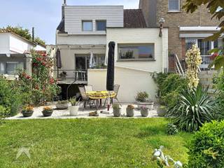 Adres: Zeelaan 69 - 8400 Oostende (Raversijde)<br />Op slechts 100 meter van de zee bevindt zich deze charmante woning, ideaal voor wie wil genieten van rust en de unieke sfeer van de kust. De gezellige leefruimte met zit- en eethoek geniet van een aangenaam zicht op het balkon. Aansluitend vindt u de keuken, die uitkijkt op de tuin en rechtstreeks toegang biedt tot het terras en de buitenruimte.<br />Een absolute meerwaarde is de ruime kelderverdieping onder de volledige woning. Dankzij de verschillende bergruimtes beschikt u hier over uitzonderlijk veel opslagmogelijkheden. Bovendien heeft u vanuit de kelder eveneens toegang tot de tuin.<br />De groene, zonnige tuin met terras vormt een heerlijke plek om te ontspannen na een dag aan zee.<br />Op de eerste verdieping bevinden zich drie slaapkamers. Via een zolderluik bereikt u de ruime bergzolder, ideaal voor extra stockage.<br />Verder beschikt de woning over een garage en een private oprit met plaats voor een wagen.<br />Een karaktervolle kustwoning op een toplocatie, op wandelafstand van het strand, met verrassend veel ruimte en potentieel. Ideaal als vaste woonst, tweede verblijf of investering aan zee.<br /><br />Extra troeven<br /><br />
<ul>
<li>geen renovatieplicht</li>
<li>regenwaterput</li>
<li>op 100m van strand en tram</li>
<li>nabij vele winkels</li>
</ul>
<br />Deze woning is te koop ZONDER makelaar via het concept van Smart Houses. Wenst u verdere inlichtingen of een bezoek? Contacteer rechtstreeks de eigenaar via 0476/43.74.00