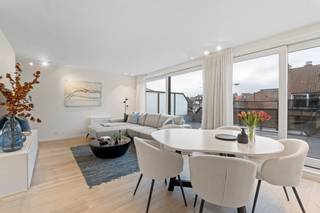 Ontdek dit volledig gerenoveerde penthouse-appartement op slechts 20 meter van de zeedijk-Albertstrand, met 2 prachtige zonneterrassen en zijdelings zeezicht.<br /><br />Dit eigendom biedt een moderne indeling met een inkomhal voorzien van een gastentoilet. De lichtrijke living met directe toegang tot het zonneterras (Zuid-West oriëntatie), waar u kunt genieten van een sfeervol zicht. Een volledig uitgeruste open keuken en 2 volwaardige slaapkamers (elke kamer is voorzien van voldoende ingemaakte kasten), elk met een eigen douchekamer, maken dit penthouse compleet. Achteraan bevindt zich nog een ruim terras met ochtendzon.<br /><br />Extra's: 2 immense zonneterrassen, zijdelings zeezicht, een privatieve kelderberging in het gebouw en een ideale ligging in Knokke, belichaamt hedendaagse luxe aan de kust. Mis deze unieke kans niet!<br /><br />Meer info bel of mail naar: Info@yess-vastgoed.be / 0470.49.45.47