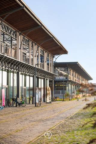 Cet appartement en duplex exclusif fait partie de Loods 23, un projet de réaménagement de haute qualité avec une riche histoire maritime, situé dans un quartier animé avec un accès facile au centre-ville et aux transports en commun.<br /><br />Le loft dispose d'une surface habitable généreuse de 217 m² et d'une terrasse ensoleillée de 24 m². Une cave est incluse et il est possible d'acheter une place de parking privée.<br /><br />Disposition<br />Par le spacieux hall d'entrée avec vestiaire, vous accédez à une maison avec une sensation de lumière, d'espace et d'ouverture prononcée.<br /><br />Le rez-de-chaussée, caractérisé par de hauts plafonds, comprend un espace polyvalent (idéal comme salle de loisirs, bureau ou profession libérale), un coin lecture confortable, un grand salon-salle à manger et une cuisine ouverte avec îlot. La cuisine, avec une buanderie attenante, est entièrement équipée avec des appareils de haute qualité.<br />La généreuse terrasse ensoleillée de 24 m² est un prolongement naturel de l'espace de vie. Il y a également un débarras et une salle de douche avec toilettes.<br /><br />Le premier étage comprend deux chambres à coucher complètes, un espace supplémentaire qui peut facilement être aménagé en troisième chambre à coucher ou dressing, et une luxueuse salle de bains équipée d'un sauna.<br /><br />Le loft est fini avec des matériaux durables de haute qualité, équipé de technologies modernes (y compris des panneaux solaires, de la climatisation, de la ventilation mécanique, etc). De plus, il y a de grandes baies vitrées qui mettent en valeur le caractère ouvert du loft et son apparence contemporaine.<br /><br />Une opportunité de logement exceptionnelle pour ceux qui recherchent quelque chose de spécial.