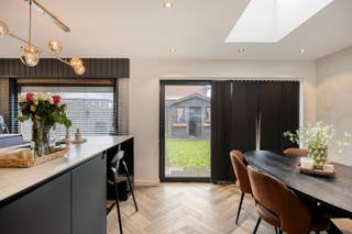 <p><span>Instapklare HOB met 3 slaapkamers garage en tuin.</span></p><p><span>Op zoek naar een gezellige, instapklare woning in een rustige en kindvriendelijke buurt? Deze charmante halfopen bebouwing, gelegen in het hart van Tisselt, biedt alles wat u nodig heeft voor comfortabel wonen.</span></p><p><span>Dankzij de gunstige ligging, vlakbij belangrijke invalswegen, bereikt u vlot de steden Antwerpen, Brussel en Mechelen ideaal voor woon-werkverkeer.</span></p><p><span>Indeling:</span><span><br />Bij het binnenkomen treft u een inkomhal met apart gastentoilet. De lichtrijke leefruimte sluit naadloos aan op de keuken, die toegang biedt tot de aangename tuin perfect om te ontspannen of te genieten met familie en vrienden.</span></p><p><span>Op de eerste verdieping bevinden zich drie volwaardige slaapkamers en een badkamer. De zolderverdieping biedt extra mogelijkheden en kan ingericht worden als vierde slaapkamer, hobbyruimte of praktische opslagruimte.</span></p><p><span>Buitenruimte:</span><span><br />De tuin is een echte troef en beschikt over een ruime garage, voorzien van een nieuwe automatische poort.</span></p><p><span>Troeven:</span></p><ul><li><span>Instapklaar </span></li><li><span>Rustige, kindvriendelijke ligging </span></li><li><span>Goede bereikbaarheid </span></li><li><span>3 tot 4 slaapkamers </span></li><li><span>Garage met automatische poort </span></li></ul><p><span>Een ideale gezinswoning met tal van mogelijkheden!</span></p>