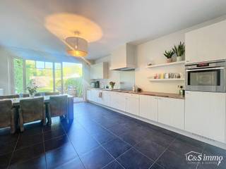 Deze stijlvolle woning uit 2011 bevindt zich op wandelafstand van zowel het ziekenhuis Klina als het centrum van Brasschaat.<br />Bij binnenkomst treft u een ruime inkomhal. De leefkeuken van ongeveer 29m² op tegelvloer is volledig uitgerust met een koelkast, microgolfoven, vijfpits gasfornuis, oven, dampkap en vaatwasser. De keuken biedt een prachtig open uitzicht en directe toegang tot de tuin en het terras. Aangrenzend bevindt zich een berging met aansluiting voor een wasmachine.<br />De zitkamer, met een oppervlakte van circa 23m², heeft een keramische tegelvloer en biedt een comfortabele leefruimte. Op de eerste verdieping zijn er drie slaapkamers van respectievelijk 20m², 12m² en 12m², allen voorzien van een laminaatvloer. De badkamer van circa 9m² is uitgerust met een ligbad en een badkamermeubel. Daarnaast is er een aparte douchekamer aanwezig.<br />Via een vaste trap bereikt u de tweede verdieping, waar een ruime kamer van 34m² met laminaatvloer is ingericht. Op de nachthal van deze verdieping bevindt zich een apart toilet.<br />De woning is goed geïsoleerd en heeft een E-peil van 75. Optioneel is er een garagebox beschikbaar. De woning is beschikbaar vanaf 1 maart.