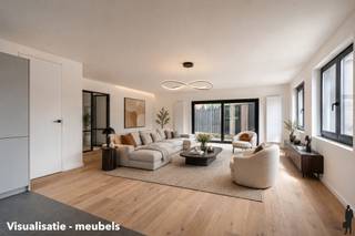 <strong>!! VERKOOP GESCHIEDT AAN REGISTRATIERECHTEN (geen btw) !!</strong><strong><br /><br />Uitstekend, lichtrijk, nieuw en levensloopbestendig gelijkvloersappartement van ca. 110 m² met ruime leefruimte, open keuken, 2 à 3 slaapkamers en een oostgeoriënteerde tuin met terras en eigen parking (ca. 55 m²) aan de achterzijde van het gebouw. Het recente appartement (totaalrenovatie 2024) is enorm ruim; beschikt over een kelderverdieping; bovendien praktisch opgedeeld en biedt een combinatie van modern comfort, energiezuinigheid (energielabel B) en een uitstekende ligging in het centrum van Retie nabij scholen, supermarkten (Lidl, Delhaize, Aldi, Okay, etc.), warme bakkers (o.a. Jan &amp; Lowie), verschillende sportfaciliteiten (o.a. tennis 't Vossekot en Indoor Padelclub De Ridder). Het appartement is centraal doch rustig gelegen en bovendien op wandelafstand van Gemeentenatuurpark Boesdijkhof achter GC Den Dries en op loop- en/of fietsafstand van Provinciaal Groendomein Prinsenpark. Bovendien op enkele autominuten van centrum Turnhout, Kasterlee, Dessel en Mol en op 5 autominuten van de verbindingsweg Antwerpen-Eindhoven (E34 - vlakbij de Nederlandse grens). <br /><br />Zeer gunstige EPC-score van 179 kWh/m² (label B) en goedgekeurde elektrische installatie. <br /><br />Een ruime autostaanplaats is inbegrepen in de prijs (t.w.v. 12.500,00 EUR). <br /><br /></strong><span>Indeling van het appartement</span>:<br />Het appartement op de gelijkvloerse verdieping is levensloopbestendig gemaakt: brede gang, brede deurprofielen, twee ingangen (achteraan en vooraan), etc. Het appartement zelf is te bereiken via de gemeenschappelijke inkomhal of de eigen tuin. We betreden het appartement via de foyer. Deze privé-inkomhal en nachthal geeft toegang de woonkamer en slaapvertrekken.<br /><br />De leefruimte op parket met open keuken is enorm ruimtelijk en voorzien van de riante raampartijen, waarvan één aan de zuidoostkant, welke veel natuurlijke lichtinval biedt en toegang geeft tot de zonnetuin aan de achterzijde (ca. 55 m²). De leefruimte biedt een opdeling in een zithoek / tv-gedeelte en een eethoekdeel waar met vrienden of het gezin kan worden getafeld. <br /><br />De open leefkeuken is volledig voorzien en uitgerust met kwaliteitsvolle apparatuur, voldoende kastruimte en plaats voor een ontbijthoek.<br /><br />Aansluitend aan de keuken is een praktische bergplaats voorzien voor voorraad, poetsspullen, wasmachine, droogkast, etc.<br /><br />Via de foyer komt men in de nachthal die toegang biedt tot de badkamer, de 2 slaapkamers en een eventuele extra slaapkamer of bureauruimte (die eventueel ook dienst kan doen als kleine dressing en via de tuin bereikbaar is). De slaapkamers zijn ruim (2 slpks. van ca. 11 m²; 1 slpk. van ca. 8 m²) en rustig gelegen. De badkamer is uitgerust met een inloopdouche, een wastafel en voldoende kastuimte.<br /><br />Er is buiten een riante tuin met terras voorzien waar men vanaf de ochtend tot de late middag van de zon kan genieten. Via de grote schuifraam in de leefruimte heeft men rechtstreeks toegang tot het terras. Deze schuifraam maakt ook dat de leefruimte naadloos kan worden geconnecteerd met het buitengebeuren.<br /><br />Aan de zijkant van de tuin, achteraan het gebouw is verder een ruimte voor 1 à 2 wagens voorzien (staanplaatsen, inbegrepen in de prijs).<br /><br /><span>Bijzonderheden</span>:<br />- Nieuwstaat: kwaliteitsvolle totaalrenovatie in 2023-2024<br />- Verwarming op gas en radiatoren &amp; conforme elektriciteit<br />- Centrale ligging in het gezellige Retie, nabij de Nederlandse grens<br />- Zeer goed verhuurbaar appartement, geschikt voor de investeerder<br />- EPC score van 179 kWh/m² (ofwel energielabel B): uiterst energiezuinig<br />- Ruime autostaanplaats ter waarde van 12.500,00 EUR inbegrepen in de prijs<strong><br /></strong>