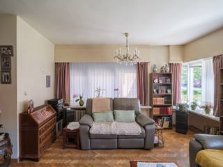 <strong>Stijlvol tweeslaapkamerappartement met mid-century karakter nabij Gent-Sint-Pieters</strong><br /><br />Dit verzorgd appartement met een bewoonbare oppervlakte van 92 m² bevindt zich op de gelijkvloerse verdieping en geniet, dankzij de gunstige oriëntatie, van een aangename en warme lichtinval gedurende de hele dag.<br /><br />De residentie is een kleinschalig en goed onderhouden gebouw met tien entiteiten, gelegen in de rustige en residentiële Sportstraat.<br /><br />De centrale inkomhal met vestiaire en zithoek vormt het hart van het appartement en biedt toegang tot alle ruimtes. Aan de straatzijde bevindt zich de lichtrijke leefruimte met eetplaats. Met zijn originele mozaiek parketvloeren en marmeren schouwelement geven het geheel een tijdloze uitstraling in typische jaren ’60-stijl.<br /><br />Centraal in het appartement liggen de keuken met aansluitende wasplaats en de badkamer. Aan de achterzijde bevinden zich twee ruime slaapkamers, waarvan één via een groot raam uitgeeft op de buitenruimte en de achtergelegen garages.<br /><br />Huurprijs: 1.052 euro/maand (incl. kosten)<br />Reeds 22 jaar verhuurd aan een oudere dame die absolut wenst te verder te huren.<br /><br />Extra troef is privatieve kelderberging en de mogelijkheid tot het kopen van een garagebox aan 40.000 euro<br /><br /><strong>Kortom, een interessante investering op een topligging, met een betrouwbaar rendement in een verzorgd gebouw.</strong><br /><br />(Aandeel kosten opmeting en opmaak basisakte ten laste van de koper)<br />Voor meer informatie, mail naar info@carloeggermont.be