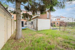🏡 Te koop: instapklare energiezuinige woning in het charmante Drongen<br /><br />Ontdek deze perfect onderhouden en instapklare woning met een energiezuinig karakter en conforme elektriciteit.<br />Gelegen in een rustige en goed bereikbare buurt, combineert deze woning comfort, functionaliteit en duurzaamheid.<br /><br />✨ Belangrijkste troeven:<br /><br />✅ Energiezuinig – voorzien van zonnepanelen<br /><br />⚡ Elektriciteit conform<br /><br />💧 Droge kelder – extra bergruimte<br /><br />🪜 Zolder bereikbaar via vaste trap – mogelijkheid om 2 extra slaapkamers te creëren<br /><br />🚗 Inpandige garage – ook ideaal als berging of hobbyruimte<br /><br />🌿 Zuidgerichte, rustige tuin – perfect om in alle privacy te genieten<br /><br />🏠 Nieuw dak met vernieuwde afvoeren – recent en duurzaam uitgevoerd<br /><br />De woning biedt alle hedendaagse comfort en is instapklaar, ideaal voor wie zonder zorgen wil verhuizen. Dankzij de uitstekende ligging geniet u van vlotte verbindingen richting Gent, de E40 en nabijgelegen voorzieningen.<br /><br />Voor meer info www.hyboma.be of wenst u graag een bezoek ter plaatse contacteer dan Guy 0479/88 88 06.