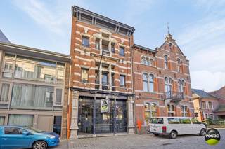 Gelegen in het hart van het historische stadscentrum van Tongeren, aan de Piepelpoel 15, bevindt zich dit imposante handelshuis met de grandeur van een stadsvilla.<br /><br />De toplocatie, recht tegenover de rechtbank, en de ruime parkeermogelijkheden in de directe omgeving maken dit pand tot een unieke aanbieding.<br /><br />Dit eclectische handelsherenhuis, gebouwd aan het eind van de 19e eeuw op een perceel van 1A76CA, straalt klasse uit met zijn architecturale voorgevel van historische waarde.<br />Het biedt een commerciële ruimte op de begane grond van 140m² en een royaal appartement met drie slaapkamers van 156m².<br /><br />Het handelsgelijkvloers is momenteel ingericht als bank en biedt een onthaalruimte uitgerust met kogelvrije wandpanelen, een bureelruimte met een hoger gelegen archiefruimte, en een ganghal die leidt naar een bergruimte, afzonderlijke sanitaire voorzieningen voor dames en heren, een kitchenette, een ruime polyvalente vergaderruimte en een klein binnenkoertje.<br />Bovendien is het pand deels onderkelderd en beschikt het over twee bergruimten en een CV-ruimte.<br /><br />Via de private trappenhal bereikt u het triplexappartement.<br />Op de tussenverdieping bevindt zich een gastentoilet, terwijl de eerste etage plaats biedt aan een ruime leefruimte en een volledig ingerichte keuken.<br />De hoge plafonds en de prachtige, originele eikenhouten raampartijen voegen extra grandeur toe aan deze verdieping.<br /><br />De tweede verdieping omvat twee ruime slaapkamers, een badkamer en een apart nachttoilet.  <br />De derde slaapkamer en een praktische bergzolder bevinden zich op de bovenste verdieping.<br /><br />Dit unieke pand biedt een reeks uitzonderlijke voordelen:<br /><br />- Authentiek handelsherenhuis met onmiskenbare historische allure.<br />- Ruim triplexappartement met drie slaapkamers.<br />- Perfect gelegen in het levendige centrum van Tongeren, dicht bij het Marktplein en de Basiliek, en met veel voorbijgangers.<br />- Functionele en strategische locatie tegenover de rechtbank, ideaal voor diverse commerciële doeleinden zoals kantoor, bank,...<br />- In goede staat van onderhoud.<br />- Alle nutsvoorzieningen voor handel en woonst zijn gescheiden, met aparte CV-installaties op aardgas.<br />- Asbestveilig.<br /><br />Voor meer informatie of een bezoek ter plaatse kunt u ons bereiken via 0473 79 29 30 of mailen naar luc@vestio.com.<br /> 