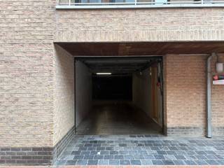 Een felbegeerde parkeerplaats in de bruisende badstad gezocht? Wij bieden u deze ruime garagebox van 18 m², uitstekend gelegen pal in het centrum van Blankenberge.<br /><br />De garagebox beschikt over een maximale diepte van 6,10 meter en een breedte van 2,95 meter. Dankzij de ruime afmetingen is de box geschikt voor elke personenwagen en biedt hij bovendien voldoende plaats voor fietsen en extra bergruimte.<br /><br />De garagebox is voorzien van een manuele poort aan de eigenlijke box en een geautomatiseerde sectionaalpoort aan de straatzijde. Daarnaast is er een elektrische aansluiting aanwezig, wat zorgt voor extra gebruiksgemak.<br /><br />Een ideale opportuniteit voor wie op zoek is naar een veilige en centraal gelegen parkeer- of opslagplaats, zowel voor privégebruik als als investering.<br /><br />Aarzel niet en leg vandaag nog uw afspraak vast!<br /><br />