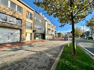 Appartement lumineux à rénover avec vue dégagée, près du centre de Knokke. Composition : hall d'entrée avec toilettes. Salon et salle à manger spacieux et lumineux jouissant d'une vue dégagée. Cuisine récemment aménagée avec tous les appareils électroménagers. Débarras. Buanderie avec connexion pour lave-linge et sèche-linge. 1ère chambre spacieuse avec accès à la terrasse arrière avec débarras. Deuxième chambre. Salle de bains (lavabo et douche). Le toit est isolé. Local à vélo.
