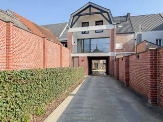 Achter de voorgevel van deze gerenoveerde stadswoning schuilt een bijzonder ruime en niet-alledaagse woonst. Bij het binnenkomen zal u meteen...