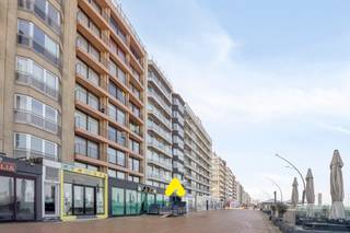 <strong>Studio met slaaphoek én frontaal zeezicht</strong><br /><br />De ruime studio met slaaphoek is gelegen op de 3e verdieping van de Residentie Wings en dit op de Zeedijk alsook op 100m van de winkelstraat.<br /><br />De studio omvat een ruime slaaphoek waarbij er de mogelijkheid is voor het plaatsen van een tweepersoonsbed.<br />Een lichtrijke leefruimte voorzien van een volledig ingerichte keuken.<br />De badkamer beschikt over een ligbad, lavabomeubel en toilet.<br /> <br />Kelder inbegrepen in de ondergrondse.<br /><br /><strong>TROEVEN :</strong>
<ul>
	<li>Zeezicht</li>
	<li>Gunstig EPC-label B</li>
</ul>
<em>Let op : de foto’s met een sterretje rechtsonder zijn AI-gegenereerd om een beter beeld te geven van de mogelijke inrichting.</em><br /> 