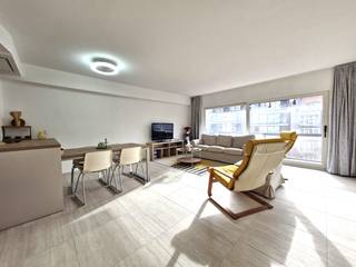 Dit stijlvol gerenoveerde appartement bevindt zich op een gegeerde locatie aan de achterzijde van de zeedijk, op de vernieuwde wandelboulevard van Heist. De ligging is perfect voor wie houdt van een combinatie van rust, comfort en levendigheid. U bevindt zich op wandelafstand van het Heldenplein en van een gevarieerd aanbod aan horeca: van gezellige bistro’s tot verfijnde culinaire restaurants. <br /><br />Dankzij de nabijheid van de kusttram bent u bovendien vlot verbonden met Knokke, Blankenberge en andere badplaatsen aan onze Belgische kust. Alle dagdagelijkse voorzieningen, winkels en ontspanningsmogelijkheden liggen binnen handbereik, wat dit appartement zowel geschikt maakt als vaste verblijfplaats, tweede verblijf of rendementsvolle investering.<br /><br />Vakantieverhuur is toegelaten, wat het interessant maakt voor wie op zoek is naar een opbrengsteigendom aan zee. Dankzij de ligging en afwerking is een mooi rendement perfect haalbaar.<br /><br />Indeling:<br /><br />- Inkomhal,<br />- Apart gastentoilet,<br />- Lichtrijke leefruimte met open zicht,<br />- Zuidgericht terras,<br />- Open en volledig uitgeruste kwaliteitskeuken met eetgedeelte,<br />- Eerste ruime slaapkamer,<br />- Terras,<br />- Tweede slaapkamer,<br />- Badkamer met moderne inloopdouche,<br /><br />Bij het binnentreden van het gebouw vindt u op de gelijkvloerse verdieping ook nog een privatieve berging, toegewezen aan het appartement. De fietsenberging van het gebouw is makkelijk bereikbaar en geeft uit in een zijstraat aan de zeedijk.<br /><br />Een instapklaar appartement op een toplocatie in Heist – ideaal als investering of om zelf zorgeloos van het kustleven te genieten.<br /><br />Interesse? Contacteer Maxim op 0477 06 03 30 of via maxim@rhvastgoed.com voor een bezoek ter plaatse!