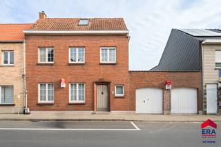 <strong>Ledegem: Woning te koop met 3 slaapkamers, 2 garages en tuin</strong><br />Deze instapklare woning met 3 slaapkamers is op zoek naar nieuwe eigenaars.<br />De dubbele garage is ideaal als atelier, stockage of om 2 wagens binnen te plaatsen. Dit heeft alle comfort voor als u thuiskomt van u werk of voor een zelfstandige. De doorgang van de garage naar de tuin maakt het extra praktisch voor bijvoorbeeld een aanhangwagen. <br />De tuin is makkelijk te onderhouden, waar je meteen kunt genieten. Kinderen kunnen hier zalig spelen. Er is ook nog een extra tuinhuis aanwezig. <br /><br /><strong>Troeven: </strong>
<ul><li>domotica aanwezig</li><li>2 garages</li><li>authentieke elementen gecombineerd met moderne toestellen</li><li>ruime tuin</li><li>asbestveilig</li><li>geen renovatieverplichting </li></ul>