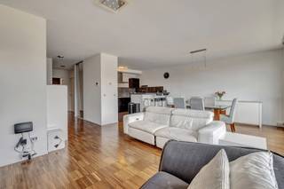 In Molenbeek, Koolmijnenkaai 68, ontdekt u dit appartement met veel lichtinval, gebouwd in 2012, met mooie afwerkingen en een moderne leefomgeving. Gelegen op de 4de verdieping (van de 5) van een gebouw met conciërge, combineert dit pand comfort en functionaliteit. Het appartement bestaat uit een living van 33m², een volledig uitgeruste open Amerikaanse keuken van 12m², en een washokje. De twee slaapkamers, van 18m² en 19m², beschikken elk over hun eigen badkamer of douchekamer. De slaapkamer van 19m² heeft rechtstreekse toegang tot een terras georiënteerd op het westen, terwijl een tweede terras, georiënteerd op het oosten, zich aan de voorzijde bevindt. Ramen in aluminium met dubbele beglazing overal. Individuele gasketel. Airconditioning. De elektriciteit is conform. Een kelder vervolledigt dit pand, met de mogelijkheid om een parkeerplaats in het gebouw te verwerven. EPC: D-. Maandelijkse lasten van 200 € (alles inbegrepen). Onroerende voorheffing: 1.521 €/jaar. Beveiligde inkomdeur. Ideaal gelegen langs het kanaal in Molenbeek, in een volop ontwikkelende buurt, dicht bij winkels, openbaar vervoer en grote invalswegen. Vrij bij de akte. IDEAAL VOOR IEDEREEN.