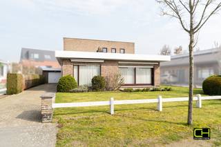 Deze charmante open bebouwing bevindt zich in een rustige en kindvriendelijke wijk met een vlotte verbinding naar de N9 en R4, op een mooi perceel van 535 m² met een grote bewoonbare oppervlakte van 231 m². De woning biedt een comfortabele indeling en een aangename woonomgeving.<br /><br />Gelijkvloers: U wordt verwelkomd in de ruime inkomhal met apart gastentoilet en vestiaire, een lichtrijke woonkamer met een aangename woonkeuken met technische ruimte.<br />Grote multifunctionele kamer op het gelijkvloers met douche en badkamermeubel, extra voorraadkamer, tuin rondom de woning en een afzonderlijke garage met geautomatiseerde poort.<br />Verdieping: Een ingerichte badkamer voorzien van ligbad, douche scherm en dubbel badkamermeubel, drie slaapkamers, afzonderlijk toilet en extra berging.<br /><br />Troeven: Rustige ligging, ruime bewoonbare oppervlakte, multifunctionele kamer op het gelijkvloers<br /><br />Eerste bezoekmoment woensdag 1 April van 15h tot 17h, mits het maken van een afspraak via 09 395 05 40 of verkoop@concept-home.be <br /> 