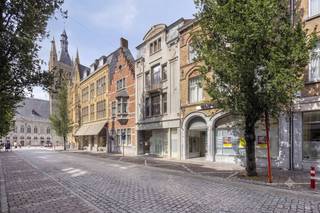 Charmant appartement d'une chambre avec terrasse. Cet appartement parfaitement entretenu a fait l'objet d'une rénovation totale en 2019. Situé derrière une magnifique façade authentique de l'entre-deux-guerres, cet appartement constitue un point de départ unique avec le marché d'Ypres comme jardin à l'avant. <br /><br />L'appartement se compose de : <br />Étage +1 : Salon avec cuisine ouverte et beaucoup de lumière naturelle - Salle de bain avec lavabo, douche à l'italienne et toilettes - Chambre spacieuse avec accès à la terrasse - Buanderie/rangement supplémentaire. <br /><br />Étage -1 : Sous-sol privé. <br /><br />GÉNÉRAL :<br />- Emplacement unique dans le centre d'Ypres <br />- Appartement derrière une façade authentique de l'entre-deux-guerres<br />- Label A EPC <br />- Rénovation totale en 2019 ! <br />- Chauffage central au gaz naturel <br />- Espace extérieur de qualité <br />- Rangement disponible au sous-sol ! <br /><br />Registre des mesures: en cours de demande