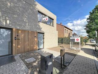 De nieuwbouwwoning biedt in zijn ontwerp een doordachte indeling die het comfort van het dagelijks leven verhogen.<br /><br />Op de gelijkvloerse verdieping betreed je de woning via de inkomhal. Hier bevindt zich een apart toilet en een praktische berging, perfect voor extra opslag. De open keuken vormt het centrale punt van de leefruimte en sluit naadloos aan op de eetkamer en de ruime woonkamer.<br /><br />De eerste verdieping beschikt over drie slaapkamers. Via de nachthal komt u bij de badkamer. De badkamer bevat vervolgens ook een tweede toilet.<br /><br />De volledig omheinde tuin met terras biedt privacy en is perfect voor zomerse barbecues of rustige momenten. Voor wie gemak zoekt, is er een aansluiting voor een robotmaaier, met de mogelijkheid om een robotmaaier als extra optie aan te schaffen. Bovendien beschik je over een eigen garage en een praktische fietsenberging.<br /><br />Diversen:<br />- E-peil lager dan 20!<br />- vloerverwarming op warmtepomp<br />- eigen zonnepanelen<br />- ventilatiesysteem D met warmterecuperatie<br /><br />Grijp deze kans en ontdek hoe deze nieuwbouwwoning uw woonwensen kan vervullen. Voor meer informatie en een afspraak, neem contact met ons op!
