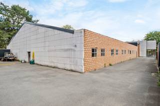 Vous recherchez un espace de stockage dans la région de Bruges ? Ce hangar bénéficie d'un emplacement très avantageux.Avec une superficie de 600 m²,...