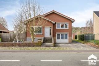 <p>Bent u op zoek naar een woning met ruimte, een rustige ligging en de kans om er helemaal uw eigen thuis van te maken? Dan heeft deze woning precies wat u zoekt.</p>

<p>Achteraan geniet u van een aangename tuin met een mooi uitzicht op het omliggende groen. Daarnaast bevindt de woning zich in een aangename woonomgeving in Leopoldsburg, met een vlotte verbinding naar het centrum, scholen, winkels en openbaar vervoer. Zo combineert u hier de rust van een groene omgeving met het comfort van alle voorzieningen in de nabijheid.</p>

<p><strong>Troeven van deze woning:</strong></p>

<ul><li>Dak vernieuwd + geïsoleerd in 2025</li><li>Badkamer en open keuken ca. 2011 gerenoveerd</li><li>3 slaapkamers</li><li>Veel lichtinval</li><li>Tuin met mooi uitzicht op groen</li><li>Mogelijkheid om naar eigen smaak op te frissen</li><li>Rustige maar gunstig gelegen</li><li>Voorzien van vliegenramen en rolluiken</li><li>Vrijstaande garage en voldoende parkeergelegenheden aan woning</li></ul>

<p>Indeling: zie plannen in bijlagen.</p>

<p>Bent u op zoek naar een woning met ruimte en potentieel op een goede ligging? Dan is dit pand zeker een bezoek waard.</p>