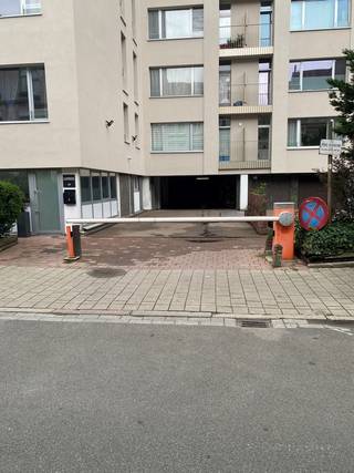 Interessant investeringsproject bestaande uit 8 staanplaatsen voor personenwagens.<br />Deze staanplaatsen zijn ondergronds gelegen in de Residentie Helena, in de Helenalei/Boomgaardstraat nabij 't Groen Kwartier.<br /><br />Op heden zijn vijf van de acht staanplaatsen verhuurd.<br />De markthuurprijs ligt +/- €75 à €80/maand. <br /><br />Pluspunt:<br />- Gunstige ligging<br />- Automatische Sectionale poort<br />- Gemakkelijke inkom<br />- Camera's aanwezig bij de ingang<br /><br />Interesse in dit investeringsproject? Contacteer ons via 03 337 50 70 of info@vbvastgoed.be voor meer info of een afspraak ter plaatse.