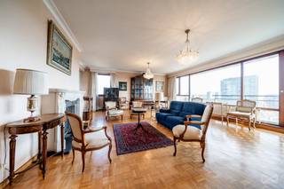 Info & viewings: maxime.l@weinvest.be | 02 315 77 22We Invest is pleased to present this magnificent opportunity, located in the heart of the...