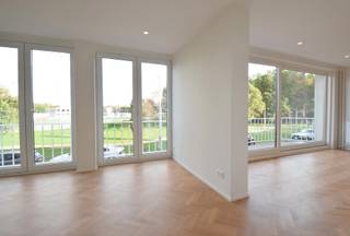 <p>Volledig gerenoveerd <strong>appartement</strong> met Inkomhal, vestiaire en gepantserde deur, nachthal met ingemaakte kasten en apart toilet, alles op visgraatparket. <strong>Woonkamer 35m2</strong> met ingemaakte kasten, <strong>nieuwe ingerichte keuken</strong>. Badkamer met inloopdouche, lavabomeubel met wastafel en kamerbrede spiegel, handdoekradiator, vele ingemaakte kasten met aansluiting wasmachine. Ruime slaapkamer, het appartement werd smaakvol <strong>gerenoveerd</strong> met kwalitatieve materialen. Fietsenberging gelijkvloers en private kelder in de huurprijs inbegrepen, een <strong>garagebox</strong> op het gelijkvloers beschikbaar aan € 150,- p.mnd algemene kosten € 250,- p.mnd verwarming inbegrepen</p>
<p><span> </span></p>