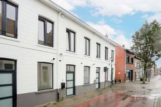 Ga naar de website van de makelaar en schrijf u in voor de bezoekdag. <br />makelaarshuys.be ; ga naar te koop en plan uw bezoek.<br /><br />Deze instapklare woning in rij met terras, tuin en ruime aparte garagebox met handmatige poort is gelegen in het hart van Eeklo op een perceel van 140m². <br /><br />Ze is instapklaar, stijlvol afgewerkt en biedt de perfecte start voor wie comfort en stedelijk wonen wil combineren. <br /><br />De bewoonbare oppervlakte 104m² is verdeeld over inkomhal, berging voor wasmachine, droogkast , een apart toilet met wastafel, een lichtrijk leefruimte voor eethoek en zithoek en een open keuken met toestellen, o.a. vaatwasser, oven, keramische kookplaat, inbouwkasten, …<br />Via het schuifraam bereikt u het terras en de tuin. <br /><br />Via de trap bereikt u de 1ste verdieping waar u een ruime masterbedroom heeft en een moderne badkamer met inloopdouche, toilet en wastafel. <br /><br />Op de 2de verdieping twee extra( slaap)kamers bieden mogelijkheden van kinderkamer(s) tot thuiskantoor of logeerruimte. <br /><br />Er is centrale verwarming op aardgas via radiatoren. <br />De woning is voorzien van pvc ramen en dubbel glas<br />Gunstig EPC: 119 : label B ( dak, vloer, muurisolatie)<br />Geen asbest in de woning/ enkel golfplaten dakgarage wel. <br />Conforme elektrische keuring. <br /><br />Op wandelafstand van de markt en het kerkplein van Eeklo met het Belfort aan het stadhuis , de parochiekerk Sint-Vincentius , diverse restaurants en het winkelcentrum, openbaar vervoer, Station in de nabijheid, diverse scholen o.a. College Ten Doorn. <br /><br />meer info sofie@makelaarshuys.be of 0468 24 65 84