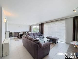 Dit ruime appartement in Middelkerke biedt een ideale combinatie van comfort en functionaliteit. Het beschikt over twee slaapkamers. De badkamer is voorzien van een ligbad en een enkele lavabo. <br />Het appartement beschikt over een ruim terras met prachtig uitzicht.<br /><br />Een groot pluspunt is de ondergrondse garage, wat zorgt voor zorgeloos parkeren en extra opslagruimte. <br /><br />De ligging in Middelkerke maakt dit appartement aantrekkelijk voor wie wil genieten van de kust en tegelijkertijd wilt wonen in een rustige, groene omgeving. Dankzij de goede verbindingen en nabijheid van voorzieningen is dit een ideale plek om thuis te komen.<br /><br />€75 provisie voor de gemeenschappelijke delen