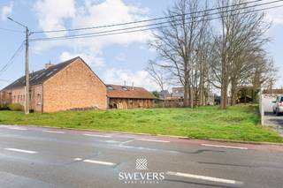 Voor meer info en foto’s, surf naar www.swevers.be – In een rustige woonomgeving in Paal, deelgemeente van Beringen, bevindt zich deze interessante grond met een oppervlakte van 5 are 45. De grond maakt deel uit van een verkaveling waarvan de procedure momenteel lopende is. Het perceel combineert een aangename ligging met mooie bouwmogelijkheden en vormt een ideale basis voor wie een woning wil realiseren die volledig aansluit bij eigen wensen en levensstijl. De grond heeft een perceelbreedte van 9 meter en een diepte van 64 meter, wat verschillende mogelijkheden biedt voor een praktische indeling van een toekomstige woning. Het perceel is bestemd voor een halfopen bebouwing, onder voorbehoud van het verkrijgen van de nodige vergunningen. Dankzij de zuidoostelijke oriëntatie kunnen tuin en leefruimtes genieten van aangenaam ochtend- en middaglicht. Dit zorgt voor een zonnige tuin en een aangename buitenruimte waar het heerlijk vertoeven is.<br />Naast de rustige ligging geniet het perceel ook van een vlotte bereikbaarheid. De snelweg bevindt zich op ongeveer 1900 meter, waardoor omliggende steden en gemeenten gemakkelijk bereikbaar zijn. Scholen liggen op circa 1000 meter afstand, wat het extra praktisch maakt voor gezinnen met kinderen. Openbaar vervoer bevindt zich op slechts 600 meter, terwijl winkels en andere dagelijkse voorzieningen op ongeveer 1200 meter bereikbaar zijn. Zo combineert deze locatie woonrust met het comfort van alle nodige faciliteiten in de buurt. Deze grond in Paal vormt een mooie opportuniteit voor wie op zoek is naar een goed gelegen perceel met toekomstmogelijkheden. Voor meer informatie, bel 011 255 155.