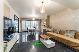 Dit moderne appartement in Oostende, gelegen aan de Distellaan, werd volledig gerenoveerd in 2023 en straalt hedendaagse elegantie uit. Het biedt een prachtig uitzicht op de straat en combineert stijl met comfort.<br /><br />Dankzij een uitstekende EPC-waarde van 169 kWh/m² is het appartement energiezuinig en volledig instapklaar. De renovatie heeft gezorgd voor een afwerking die voldoet aan de nieuwste normen, waaronder een blanco elektriciteitskeuring. De plafonds zijn verlaagd en voorzien van ingebouwde spots, de muren volledig opnieuw gepleisterd, en alle tegels werden vernieuwd.<br /><br />Het appartement beschikt over een ruime en lichte woonkamer, een volledig uitgeruste keuken, een moderne badkamer en twee comfortabele slaapkamers. Bovendien is er een balkon waar u heerlijk kunt genieten van het uitzicht.<br /><br />De ligging is ideaal voor liefhebbers van strand en zee, met een ruim aanbod aan winkels, restaurants en voorzieningen op wandelafstand.<br /><br />Kortom, dit gerenoveerde appartement aan de Belgische kust is een unieke kans voor wie op zoek is naar een stijlvolle en comfortabele woonplek in Oostende.<br /><br />