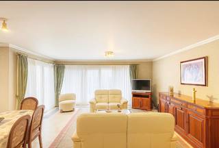 In het centrum van Wenduine, op wandelafstand van het strand, winkels, horeca en openbaar vervoer, bevindt zich dit ruime en lichtrijke hoekappartement. Dankzij de gunstige hoekligging geniet je hier van veel natuurlijke lichtinval en een aangenaam open gevoel.
Het appartement beschikt over drie volwaardige slaapkamers, waarvan één met en-suite douchekamer. Daarnaast is er een aparte badkamer met ligbad, een afzonderlijk toilet en voldoende ruimte voor wie comfort en functionaliteit belangrijk vindt.
De ingerichte keuken sluit aan bij de leefruimte, die uitgeeft op een gezellig terras, de ideale plek om in de avondzon tot rust te komen.
Om de mogelijkheden van het pand extra in de verf te zetten, hebben we een impressie toegevoegd die laat zien hoe je met minimale ingrepen en een frisse toets het interieur nog lichter en eigentijdser kan maken.
Dit appartement leent zich zowel als vaste woonst als tweede verblijf aan zee, met alle voorzieningen binnen handbereik.
📞 Voor meer informatie of een bezoek ter plaatse: contacteer Els via 0468 13 77 64 of els@keyimmo.be