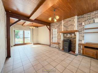 <p><br /><br /><span>AANGENAME HALFOPEN BEBOUWING met SPATIEUZE TUIN en 2 GARAGES in de dorpskern van SINT-MARIA-OUDENHOVE (ZOTTEGEM). Deze woning biedt dankzij haar RUIME OPPERVLAKTE en INDELING een SOLIDE BASIS voor wie op zoek is naar een GEZINSWONING die volledig naar EIGEN SMAAK EN NODEN kan worden INGERICHT. Dankzij de GUNSTIGE LIGGING in de nabijheid van SCHOLEN, WINKELS, CENTRUM ZOTTEGEM en OPENBAAR VERVOER geniet je hier van een UITSTEKENDE BEREIKBAARHEID en ALLE DAGELIJKSE VOORZIENINGEN BINNEN HANDBEREIK.</span></p>
<p>Op het gelijkvloers beschikt de woning over een inkomhal met toegang tot de leefruimte en keuken, aansluitend een veranda met zicht op de tuin. Verder bevindt er zich nog een gelijkvloerse slaapkamer en een kelder. Op de eerste verdieping vind je een nachthal, 2 slaapkamers, een 2de woonkamer die ook kan worden ingericht als slaapkamer, een modern ingerichte keuken en een stijlvol ingerichte badkamer. De polyvalente zolderruimte werd afgewerkt als extra 4de slaapkamer. Buitenshuis geniet je van een spatieuze en zonnige tuin, ideaal voor kinderen of liefhebbers van het buitenleven, terras, buitentoilet, een oprit, twee garages met extra parkeermogelijkheden en een bergruimte met wasgelegenheid. Een troef voor deze woning betreft de conforme elektrische installatie.</p>
<br />Adres: Brakelstraat 20 te Zottegem (Sint-Maria-Oudenhove)<br /><br />EPC: 515kWh/m², G-score en P-score A, Renovatieverplichting van toepassing