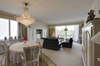 <p><span>Ontdek dit </span><span>instapklaar appartement</span><span> met 2 slaapkamers </span><span>inclusief garagebox</span><span>, ideaal gelegen op de </span><span>vijfde verdieping</span><span> van een verzorgd gebouw en op </span><span>wandelafstand van het Rivierenhof</span><span>.</span></p><p><span>Het appartement combineert een </span><span>ruime indeling</span><span> met een </span><span>praktische ligging</span><span> in een rustige, groene straat. Dankzij de inbegrepen </span><span>garagebox</span><span> geniet je bovendien van </span><span>extra comfort</span><span>.</span></p><p><span>Bij het binnenkomen kom je terecht in een </span><span>ruime inkomhal met vestiairekast</span><span>.De dubbele glazen deur brengt je naar de </span><span>lichtrijke woonkamer</span><span>, die toegang geeft tot het </span><span>terras</span><span>.</span></p><p><span>Aansluitend vind je de </span><span>volledig uitgeruste keuken</span><span> terug. Achteraan zijn er </span><span>2 volwaardige slaapkamers</span><span> en een </span><span>extra kamer</span><span>, ideaal als bureau of wasruimte (voorzien van aansluiting voor wasmachine en droogkast). <br />De </span><span>badkamer</span><span> is uitgerust met een </span><span>douche in ligbad</span><span> en een </span><span>dubbele wastafel met spiegelkast</span><span>. Een </span><span>apart toilet</span><span> vervolledigt het geheel.</span></p><h3><span>Bijzonderheden</span></h3><ul><li><span>Garagebox én kelderberging verplicht aan te kopen t.w.v. €20.000,00</span></li><li><span>Rustige, groene straat in hartje Deurne</span></li><li><span>Op wandelafstand van Rivierenhof, winkels, scholen en openbaar vervoer</span></li><li><span>2 slaapkamers + extra kamer (bureau of wasplaats)</span></li><li><span>Lichtrijke woonkamer met terras</span></li><li><span>Vlotte verbinding naar Antwerpen-centrum</span></li></ul><p><span>Op zoek naar een </span><span>ruim en instapklaar appartement met garagebox nabij het Rivierenhof</span><span>?<br />Contacteer ons via </span><span>thomas.humblet@urbainvastgoed.be</span><span> of bel </span><span>03 501 97 16</span><span> voor meer informatie of een bezoek.</span></p>