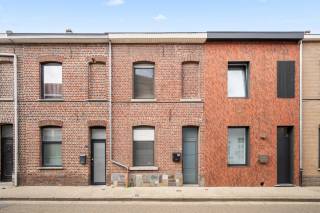 Deze rijwoning in Tienen heeft al het potentieel wat je nodig hebt voor een comfortabele en gezellige thuis. De woning beschikt over een ruime leefruimte, aansluitende keuken en badkamer op gelijkvloers. Op de eerste verdieping vinden we 2 slaapkamers terug en een luik naar de zolder waar nog potentieel ligt voor een extra ruimte. De woning is deels gerenoveerd, de gelijkvloers is alvast gerenoveerd alsook 1 van de slaapkamers. Alle materialen om de woning verder af te werken zijn reeds voorzien en inbegrepen bij de aankoop!!! Er is ook een parkeermogelijkheid voorzien voor deze woonst. Kortom, deze woning in Tienen is een ideale keuze op een ideale locatie. Alle voorzieningen zoals school, supermarkt, bushalte, station, .. liggen allemaal op ideale afstand.