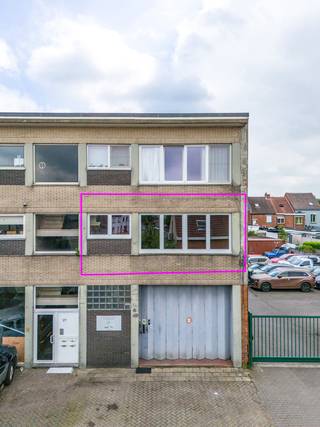 In Kapellen kortbij alle voorzieningen (winkels, scholen, openbaar vervoer,...) vindt u dit appartement met 1 slaapkamer op de eerste...