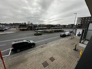 <p>Dit prachtig afgewerkte 1-slaapkamer appartement, gelegen in een recent en kwaliteitsvol gebouw, biedt u de ideale thuisbasis in het hart van Aalter.</p><p>De grote troef van dit appartement is de leefruimte. Dankzij de grote glaspartijen baadt de woning in het natuurlijk licht, wat zorgt voor een instant gevoel van rust en ruimte. Direct aansluitend vindt u het grote, zonnige terras waar u de hele dag door kunt genieten van het mooie weer.Deze buitenruimte is een zeldzaam pluspunt.</p><p>De afwerking van het appartement is hoogwaardig en eigentijds, met een open keuken die voorzien is van alle nodige comfort. De slaapkamer is ruim en rustig gelegen, en de badkamer is met zorg ingericht met een inloop docuhe. Daarnaast beschikt het appartement over een private kelderberging, wat extra opslagruimte biedt voor uw persoonlijke spullen.</p><p>De locatie is werkelijk ideaal: op een steenworp afstand van het station van Aalter. Voor pendelaars is dit de perfecte uitvalsbasis met snelle verbindingen naar Gent, Brugge en Brussel. Ook de oprit van de E40 en diverse lokale winkels, bakkers en supermarkten bevinden zich in de directe nabijheid.</p><p>Bij het appartement hoort een private garagebox ( € 50,00/maand) die verplicht bij te huren is. Zo bent u altijd verzekerd van een veilige parkeerplaats voor uw wagen en extra bergruimte voor bijvoorbeeld uw fiets.</p><p></p><p>Onmiddelijk vrij!</p><p>Algemene kosten: € 170,00/maand Provisie (inclusief water en verwarming)</p><p></p>