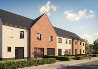 Op wandelafstand van het centrum van Poperinge bouwen we 6 energiezuinige nieuwbouwwoningen, ideaal voor wie comfortabel en duurzaam wil wonen.<br />Dankzij de vlotte verbindingswegen alsook het openbaar vervoer bereik je moeiteloos omliggende steden en dorpen.<br />n de directe omgeving vind je bovendien alle dagelijkse voorzieningen, zoals een bakker, slager, scholen en diverse winkels.<br />Hier geniet je van een rustige woonomgeving met alles binnen handbereik.<br /><br /><strong>Indeling van de woningen:</strong><br />Gelijkvloers: een inkomhal met gastentoilet, ruime en lichtrijke leefruimte met open keuken en een inpandige garage of berging.<br />Verdiep: een nachthal met apart toilet, 3 volwaardige slaapkamers, badkamer met ligbad, inloopdouche en dubbel lavabomeubel. <br />Zolder: te bereiken via het zolderluik. <br /><br /><strong>Troeven van deze woningen:</strong>
<ul>
	<li>Verlaagd btw-tarief van 6% voor afbraak en heropbouw (indien je aan de voorwaarden voldoet);</li>
	<li>Duurzaam en energiezuinig wonen;</li>
	<li>Vloerverwarming op het gelijkvloers in combinatie met lucht/water warmtepomp;</li>
	<li>Regenwaterput van 7.500 liter aangesloten op toiletten, wasmachine en buitenkraan;</li>
	<li>Kies zelf de afwerking van jouw woning volgens eigen smaak en budget – zo maak je van deze woning écht jouw thuis;</li>
</ul>
Of je nu op zoek bent naar een eerste woning, een gezinsvriendelijke thuis of een investering: dit project combineert ligging, duurzaamheid en woonkwaliteit op een unieke manier.<br />Contacteer ons vandaag nog voor meer informatie of een afspraak op ons kantoor.