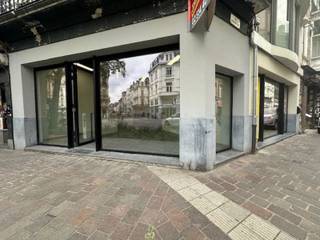 Handelsgelijkvloers van ca. 58 m², gelegen op een uitstekende commerciële locatie in Gent.<br /><br />Dit nieuwbouw handelspand wordt aangeboden in semi-casco staat, waardoor de huurder de indeling en afwerking nog volledig naar eigen wens kan realiseren.<br /><br />Indeling en kenmerken:<br /><br />Oppervlakte: ca. 58 m²<br />Nieuwbouw – semi-casco afwerking<br />Elektriciteit reeds voorzien<br />Grote raampartijen met veel lichtinval<br />Geschikt voor diverse handels- of kantooractiviteiten<br /><br />Dankzij de centrale ligging, goede bereikbaarheid en zichtbaarheid biedt dit pand tal van mogelijkheden voor ondernemers die op zoek zijn naar een representatieve handelsruimte in een dynamische omgeving.<br /><br />Beschikbaarheid: onmiddellijk<br /><br />Voor meer informatie of een bezoek, gelieve contact op te nemen met Brigitte: 0479/597.004 - brigitte@altro-vastgoed.be