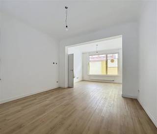 <p><span>Volledig gerenoveerde woning met 2 slaapkamers, ruime loods en terras</span></p><p><span>Bent u op zoek naar een instapklare woning met extra opslag- of werkruimte? Dan is deze volledig gerenoveerde woning met een ruime loods van ca. 100 m² een unieke opportuniteit.</span></p><p><span>Bij het betreden van de woning komt u terecht in een lichtrijke leefruimte die naadloos aansluit op de keuken met eetplaats. Verder beschikt de woning over een praktische wasberging, een stijlvolle badkamer met inloopdouche en dubbel lavabomeubel en een toilet.</span></p><p><span>Op de eerste verdieping bevinden zich twee ruime slaapkamers. Via de vaste trap bereikt u de zolder, die tal van mogelijkheden biedt als extra berging, hobbyruimte of polyvalente ruimte.</span></p><p><span>Aansluitend aan de woning bevindt zich een aangenaam terras waar u in alle rust kunt genieten.</span></p><p><span>Een absolute meerwaarde van deze eigendom is de </span><span>ruime loods van ca. 100 m²</span><span>, bereikbaar via de doorrit. Deze biedt tal van mogelijkheden en is ideaal als opslagruimte, werkplaats, atelier, garage of hobbyruimte. Dankzij de veelzijdige indeling is deze eigendom perfect voor zelfstandigen, hobbyisten of wie nood heeft aan extra ruimte.</span></p><p><span>De woning werd volledig gerenoveerd met oog voor kwaliteit en comfort en beschikt over een </span><span>gunstig EPC</span><span>, wat bijdraagt aan energiezuinig en aangenaam wonen.</span></p><p><span>Troeven</span></p><p><span>Volledig gerenoveerd en instapklaar</span><span><br /></span><span>Gunstig EPC</span><span><br /></span><span>Badkamer met inloopdouche en dubbel lavabomeubel</span><span><br /></span><span>2 ruime slaapkamers</span><span><br /></span><span>Zolder met tal van mogelijkheden</span><span><br /></span><span>Aangenaam terras</span><span><br /></span><span>Ruime loods van ca. 100 m²</span><span><br /></span><span>Ideaal voor zelfstandigen, hobbyisten of extra stockage</span><span><br /></span><span>Centrale en vlot bereikbare ligging</span></p><p><span>Kortom, een instapklare woning die modern wooncomfort combineert met een ruime loods en tal van mogelijkheden. Een ideale opportuniteit voor wie wonen en werken wil combineren of op zoek is naar extra opslag- of hobbyruimte.</span></p>
