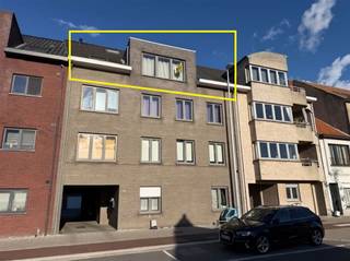 <p>Dit lichtrijke appartement biedt een ruime leefruimte met aansluitend een ingerichte open keuken. </p><p>Verder beschikt het appartement over twee volwaardige slaapkamers en een badkamer uitgerust met een lavabomeubel en een combinatie ligbad/douche.</p><p>Extra troeven zijn de handige berging, het apart toilet, een zonnig terras en een gemeenschappelijke fietsenberging.</p><p>De ligging is bijzonder praktisch, met vlotte verbindingen en voorzieningen op wandelafstand.</p><p><strong>3 sterke troeven:</strong></p><ul><li>Lichtrijke leefruimte met open keuken</li><li>Zonnig terras en extra bergruimte</li><li>Centrale ligging nabij winkels en verbindingswegen</li><li>lift naar de derde verdieping</li></ul><p>Gelegen vlakbij een bakker, beenhouwer en een shoppingcenter.</p><p><strong>Interesse?</strong><br />Bel snel: 03/778.19.63</p>