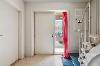 BEZOEKMOMENT DINSDAG  31 MRT : 18u-19u enkel op reservatie !<br />Hooglede-centrum. Stevig gebouwde gesloten bebouwing met 3 slaapkamers op een perceel van 250m2. Vaste huuropbrengst.<br /><br />Pal in het centrum en alled op wandelafstand zoals : dokter, banken, winkels, kerk, markt...<br /><br />Deze woning is de middelste woning, gebouwd in de jaren '70 en kreeg deels al vernieuwingen. Voorgevel +/-7.7m.<br />Inkomhal en vestiaire, toilet, ruime leefplaats met grote ramen en schouw.<br />Hier en daar op te frissen maar in een uitstekende staat.<br />Aparte leefkeuken. Berging en koer. Mogelijkheid tot aanpassing naar tuin of groter terras. Kelder. <br />Badkamer met douche lavabo en toilet.<br />Boven zijn er 2 ruime slaapkamers en 1 kleinere. Rolluiken aanwezig.<br />Grote bergzolder.  Centrale verwarming op stookolie.<br /><br />Er is een niet-condenserende ketel. Recente pvc-ramen met dubbel glas. <br />Achteraan kan de verharding verwijderd worden een omgevormd worden in tuin/terras. Diepte van 8m.<br />De koer achteraan heeft uitweg met de fiets of te voet.<br /><br />Zolder is voorzien van isolatie. <br /><br />De voorkant biedt mogelijkheden om aan te passen in tuin en af te sluiten per woning. <br />Na verkoop van het perceel achteraan (bedrijfsgebouw) zijn deze kadastrale percelen groter geworden dan vroeger.<br /><br />Kom deze unieke woning zelf ontdekken – contacteer ons voor een bezichtiging en bel ons op het nummer 051/ 62 40 40!