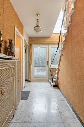 Interesse in een bezoek? Plan dit zelf in via www.woonkantoor.be<br /><br />Solide woning op mooi perceel van 11a 10ca op wandelafstand van het centrum van Lennik. Winkels, scholen, restaurant,... op een goeie km stappen. <br />Bewoonbare oppervlakte van 156m², exclusief dakverdieping.<br />De woning is te renoveren maar heeft veel potentieel door zijn stevige structuur, mooie ruimtes en de vele ramen die de lichtinval maximaliseren.<br />Indeling: inkomhal met toilet, woonkamer, keuken, bureau. Ruim terras. In de tuin is het rustig vertoeven onder de bomen, zonder inkijk. <br />Op de eerste verdieping: zonnige overloop, 3 ruime slaapkamers, badkamer en berging.<br />De zolder is momenteel toegankelijk met een uitschuifbare trap maar kan nog verbouwd worden naar een een volwaardig extra niveau.<br />Extra's: ruime oprit, 2 garages en nog een buitenberging. <br /><br />EPC: label F. Renovatieverplichting van toepassing. <br /><br />Vragen? contacteer Isa op 0477/38 99 74 - isa@woonkantoor.be
