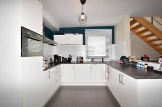 <p><strong> Ruim duplexappartement gelegen op de 2de en 3de verdieping (lift aanwezig) van een modern complex.<br /></strong> Gelegen in het centrum van Kasterlee, met verschillende faciliteiten zoals winkels, horeca, scholen, e.d. in de directe omgeving.<br /><strong> <br /> 2de verdieping<br /></strong> Dit appartement heeft een bruikbare vloeroppervlakte van 202m² en omvat op de 2de verdieping:</p>
<ul>
<li>De inkomhal met vestiaire ruimte alsook gastentoilet.</li>
<li>Een aangename woonkamer (33,5m²), met een open, praktische- en hedendaags ingerichte keuken (keramische kookplaat inclusief afzuigkap, vaatwasmachine, ijskast, combi- oven en een enkele spoelbak spoelbak), met aansluitend de berging/ technische ruimte (6m²) met uitgietbak en aansluiting voor de wasmachine.</li>
<li>Een slaapkamer (18m²)</li>
<li>De badkamer (9,7m²) met ligbad, dubbel lavabomeubel, spiegel- en opbergkasten</li>
<li>Het schuifraam aan de leefruimte geeft toegang tot het zonnig (West-gericht) terras van maar liefst 24,5m².</li>
</ul>
<p><strong>3de verdieping <br /></strong> Op de bovenverdieping bevindt zich een polyvalente ruimte (17m²) die toegang biedt tot het apart toilet, de 2<sup>de</sup> slaapkamer (19m²) met aansluitend de 2<sup>de</sup> badkamer (4,5m²) met douchecabine en enkel lavabomeubel.<br /><br /> Ondergronds bevindt zich nog een private parkeerplaats alsook berging (5m²), die tot het appartement horen. Ook is er een gemeenschappelijke fietsenstalling.<br /> <br /><strong> BIJZONDERHEDEN</strong></p>
<ul>
<ul>
<li>Beschikbaar vanaf 01 juli 2026 OF 01 augustus 2026</li>
<li>CV op gas (hoogrendementsketel)</li>
<li>Gunstig EPC</li>
<li>Gemeenschappelijke kosten: 80,00 EUR per maand (forfait)</li>
<li>2 badkamers/ 2 toiletten</li>
<li>Gedeeltelijk voorzien van verlichting- en raamdecoratie</li>
<li>Ventilatie C+</li>
<li>De abonnementen/kosten voor persoonlijk gebruik van water, aardgas en elektriciteit dienen door de huurder afgesloten/gedragen te worden</li>
</ul>
</ul>
<p><strong>POSITIEVE ASPECTEN</strong></p>
<ul>
<ul>
<li>Gunstige ligging t.o.v. de markt van Kasterlee, met winkels, horeca, scholen, kinderopvang...op wandelafstand.</li>
<li>Net onderhouden- en instapklaar</li>
<li>Ruim- en lichtrijk</li>
</ul>
</ul>
<p> </p>