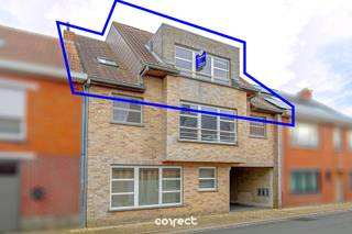 Instapklaar appartement met 3 slaapkamers en terras. STARTPRIJS: Elk bod boven deze startprijs, wordt voorgelegd aan de eigenaars, die al dan niet kunnen in gaan op dit aanbod.Dit zeer ruim appartement van 143 m² biedt een moderne en comfortabele leefomgeving in het hart van Eernegem.De leefruimte van maar liefst 55 m² heeft een aangename lichtinval en biedt toegang tot de open keuken, uitgerust met alle nodige toestellen. De ruime inkomhal en praktische indeling zorgen voor een open, ruimtelijk gevoel. Aansluitend aan de keuken is er de bergruimte met aansluiting voor wasmachine. Het appartement is voorzien van 3 ruime slaapkamers, badkamer met douche en ligbad. Het zonnige terras van 21 m², afgewerkt met bankirai, biedt een ideale buitenruimte om te ontspannen.Met lage maandelijkse lasten en een toplocatie dichtbij alle voorzieningen, is dit appartement een uitstekende keuze voor wie modern, comfortabel en centraal wil wonen.Contacteer Nele voor een bezoek ter plaatse:0494 03 02 86nele@correctvastgoed.beWij verzorgen ook de schatting van uw woning. Bel voor meer info!Vanaf heden kunt u gebruik maken van onze online schattingstool om de waarde van uw woning helemaal vrijblijvend na te gaan.👉 https://www.correctvastgoed.be/schatting