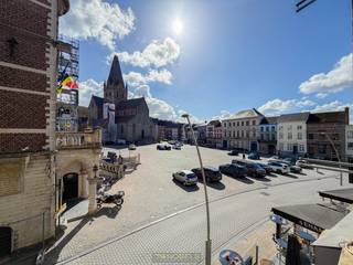 ENERGIEZUINIG EN INSTAPKLAAR APPARTEMENT met 2 SLAAPKAMERS, gelegen op een ABSOLUTE TOPLOCATIE op de Markt van Geraardsbergen. Dankzij deze CENTRALE LIGGING bevinden winkels, horeca, openbaar vervoer en ALLE VOORZIENINGEN zich op WANDELAFSTAND. Met een UITSTEKEND EPC-LABEL A geniet u van een ENERGIEZUINIGE WOONST met LAGE ENERGIEKOSTEN, wat dit appartement niet alleen ideaal maakt voor EIGEN BEWONING, maar ook bijzonder interessant als INVESTERINGSEIGENDOM.<br />De indeling gaat als volgt: via de inkomhal wordt u verwelkomd in het appartement. Deze geeft toegang tot de ruime en lichtrijke leefruimte met open ingerichte keuken en zicht op de markt, een apart gastentoilet, een ingerichte badkamer en 2 volwaardige slaapkamers.<br /><br />Adres: Markt 8 bus 101 te Geraardsbergen<br /><br />EPC: 97kWh/m², G-score en P-score A, Geen renovatieverplichting van toepassing